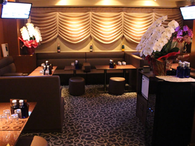 中洲大通り沿いにあるクラブ彩莉（いろり）